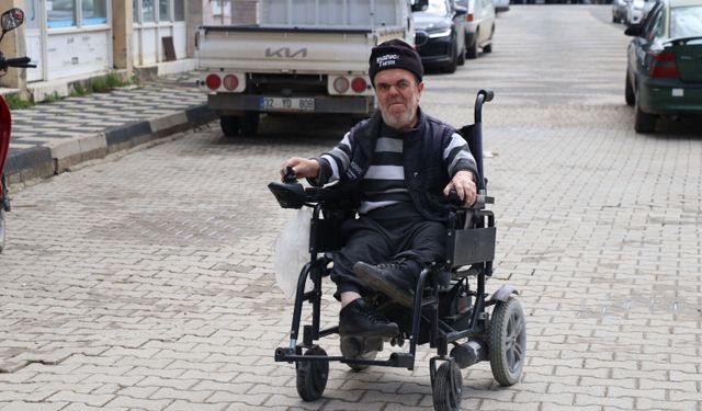 Isparta'da 2 metrekarelik dükkanda yarım asırdır ayakkabı tamirciliği ve boyacılığı yapıyor