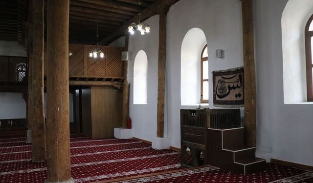 Isparta'da 8 asırlık Afşar Cami zamana direniyor