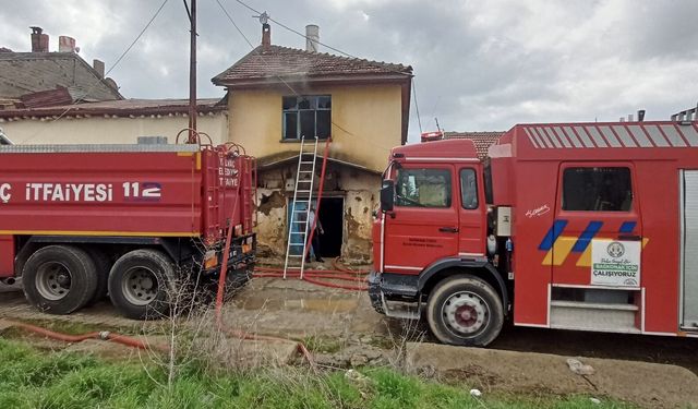 Isparta'da çıkan yangında 3 ev hasar gördü