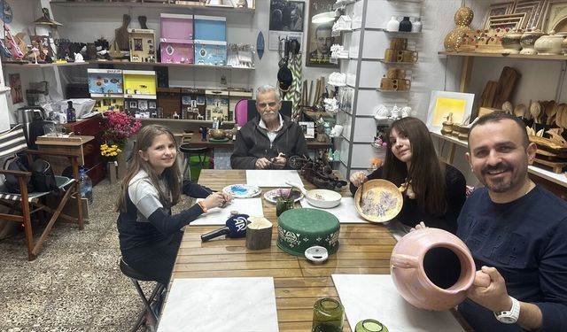 Isparta'da üç kuşaktır atık ahşap sanata dönüşüyor