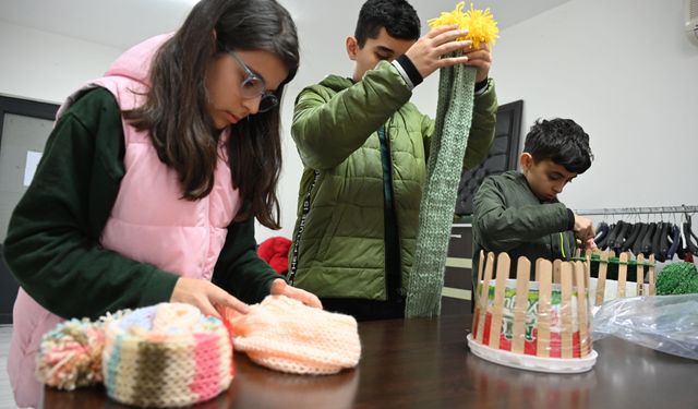 Kadirli ilçesinde öğrenciler kırsalda okuyan akranları için atkı ördü