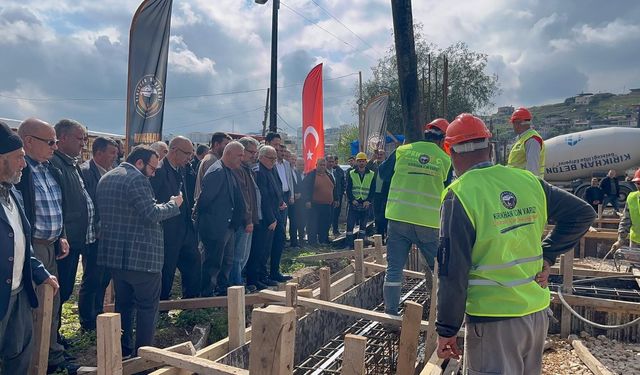 Kırıkhan'da yapımı planlanan 17 taziye evi ve çok amaçlı salondan ilkinin temeli atıldı