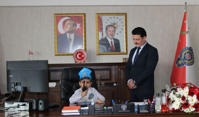 Mersin'de anaokulu öğrencileri, Polis Haftası'nı telsizden kutladı