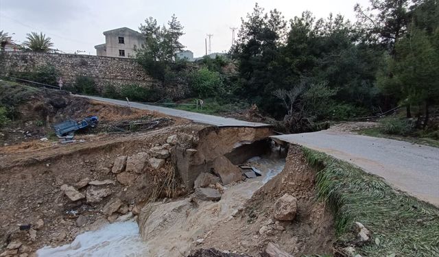 Mersin'de sağanak nedeniyle mahalle yolunda çökme yaşandı