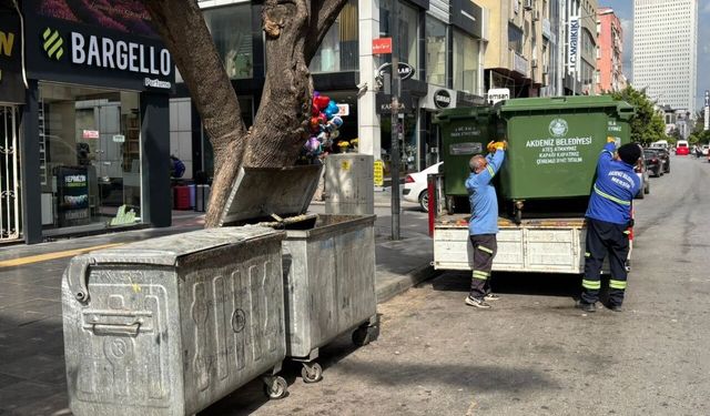 Mersin'in Akdeniz ilçesinde çöp konteynerleri yenilendi