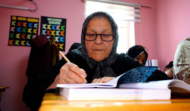 Okuma yazma hayalini 88 yaşında gerçeğe dönüştürdü