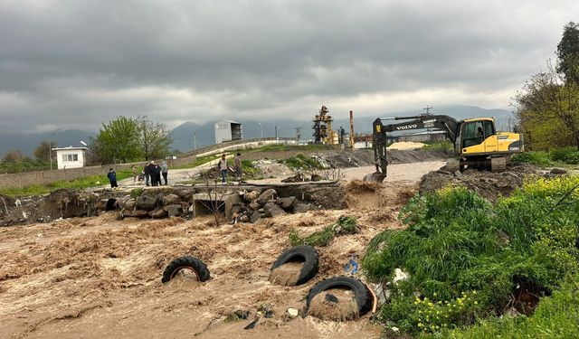 Osmaniye Düziçi'nde şiddetli yağış nedeniyle köprü çöktü