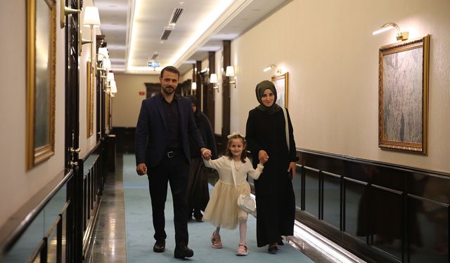 Protez bacakla yeniden yürümeye başlayan Zeynep, Hatay Valisi Masatlı'yı ziyaret etti