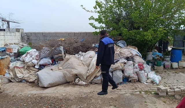 Reyhanlı ilçesinde bir evden 6 kamyon dolusu çöp çıkarıldı