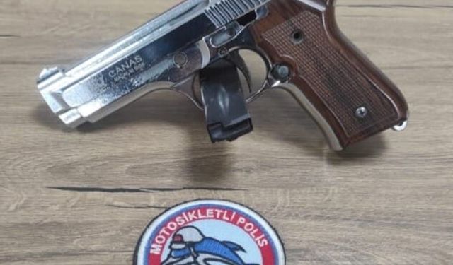 Reyhanlı'da ruhsatsız tabanca ve uyuşturucu ele geçirilen araçtaki 2 kişi gözaltına alındı