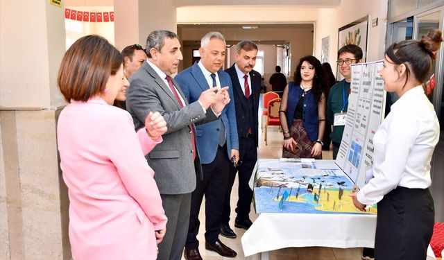 Silifke'de TÜBİTAK 4006 Bilim Fuarı açıldı
