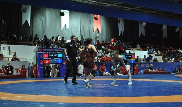 Uluslararası Zafer Kupası Güreş Turnuvası Antalya'da başladı