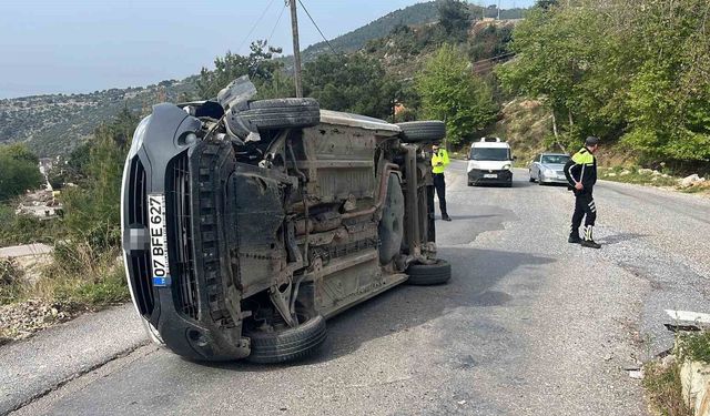 Alanya'da refüje çarpan hafif ticari araç devrildi: 1 yaralı