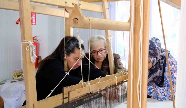 Antakya Belediyesi'nin açtığı ipek el dokumacılığı kursu ilgi görüyor