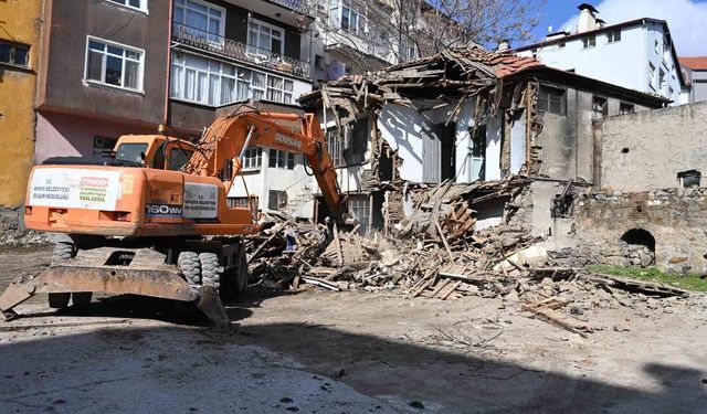 Isparta'da katlı otopark projesinde metruk binalar yıkıldı, çalışmalar hız kazandı