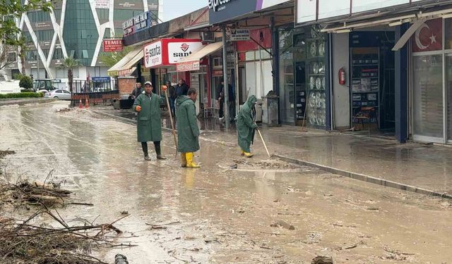 Kadirli'de selin ardından temizlik başladı, esnaf yardım bekliyor