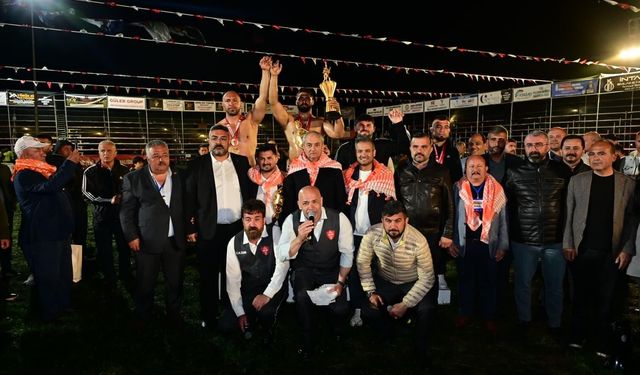 Kepez'de 12 yıl sonra er meydanı kuruldu: 984 pehlivan kıyasıya mücadele etti