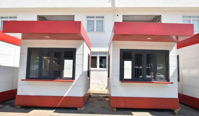 Kepez'e kırmızı-beyaz modern ekmek büfeleri