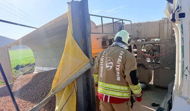 Kırıkhan'da devrilen hafriyat kamyonunun sürücüsü yaralandı