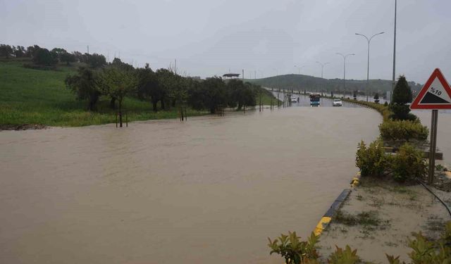 Kuvvetli yağışın etkili olduğu Antakya'da eğitime 1 gün ara verildi