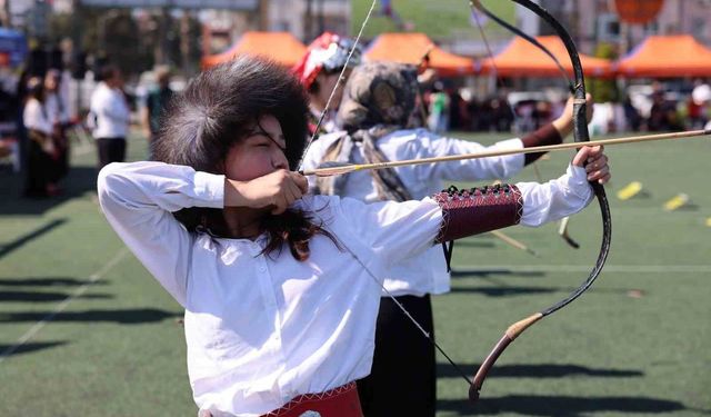 Mersin'de geleneksel okçuluk şöleni: 13 ilçeden 150 sporcu katıldı