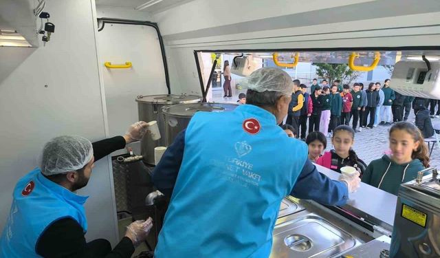 Osmaniye'de öğrencilere sıcak çorba ikramı