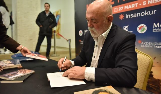 Sinema oyuncusu Ercan Kesal, Kepez Kitap Fuarı'nda okumanın önemine dikkat çekti