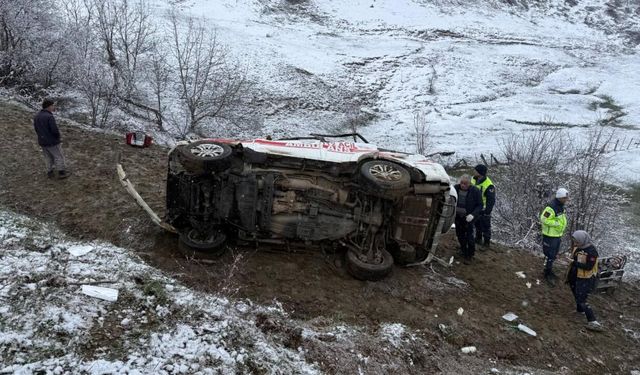 Artvin'de ambulans uçuruma devrildi: 1 ölü, 4 yaralı