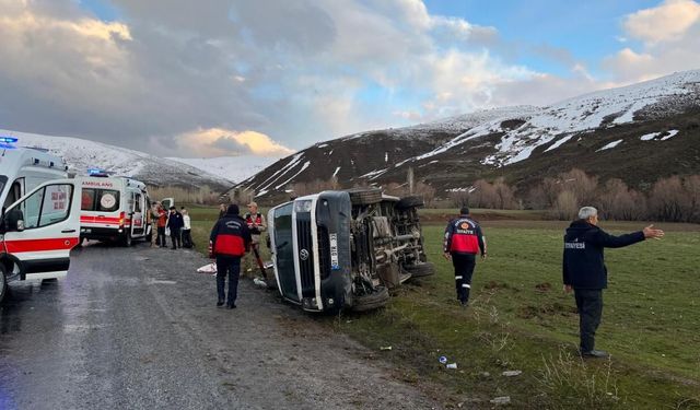 Bitlis'te minibüsün devrilmesi sonucu 11 kişi yaralandı