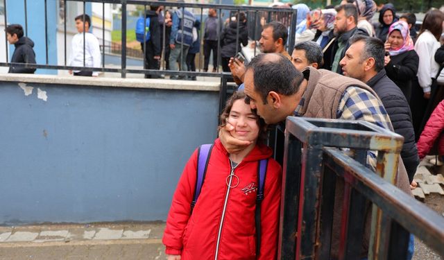 Saldırı Sonrası İlk Ders: Veliler Öperek Uğurladı