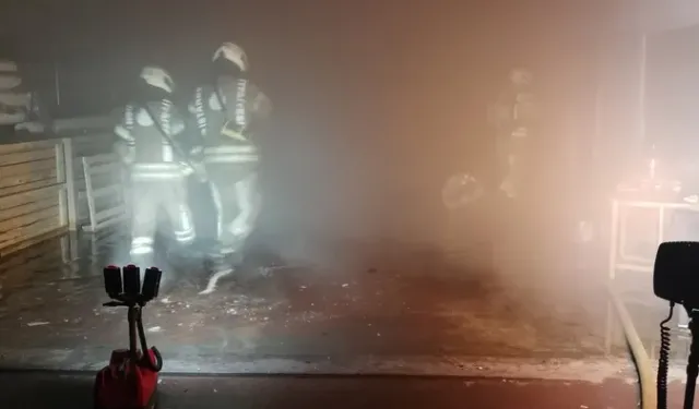 Silivri’de Fabrika Yangını Söndürüldü: Menteşe Üretim Tesisinde Korkutan Alevler