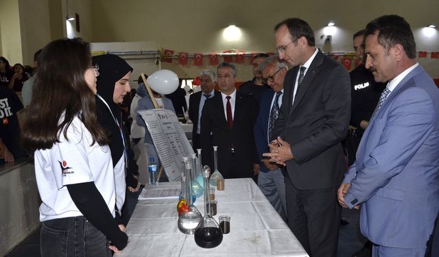 Afşin’de TÜBİTAK 4006 Bilim Fuarı Yoğun İlgi Gördü