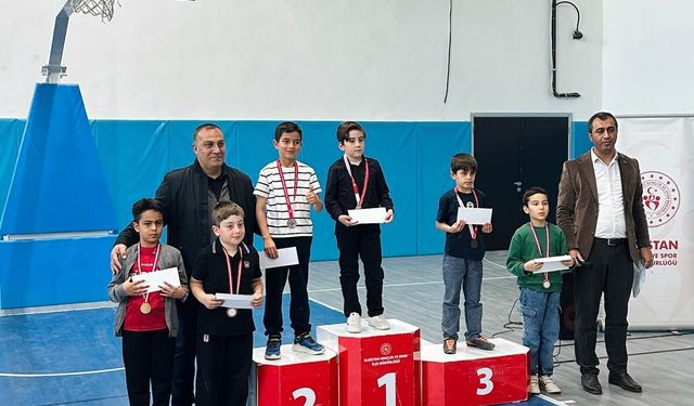 Afşinli Öğrencilerden Elbistan’da Büyük Satranç Başarısı