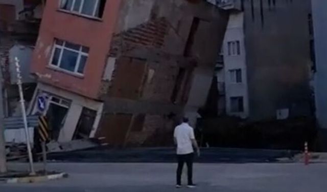 Temel Kazısı Sırasında Çatlayan 3 Katlı Bina Saniyeler İçinde Çöktü