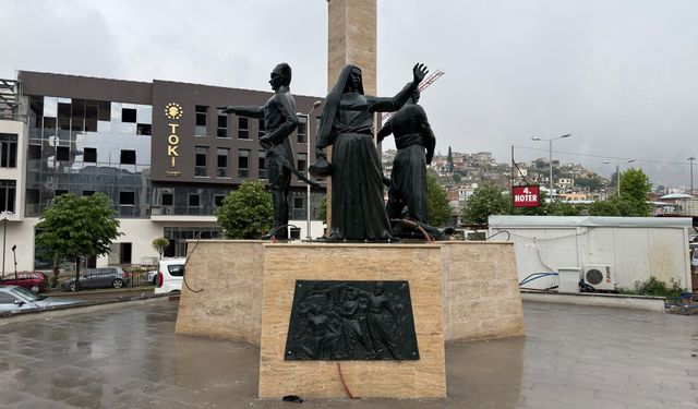 Kıbrıs Meydanı’ndaki Anıt Yeniden Ait Olduğu Yerde