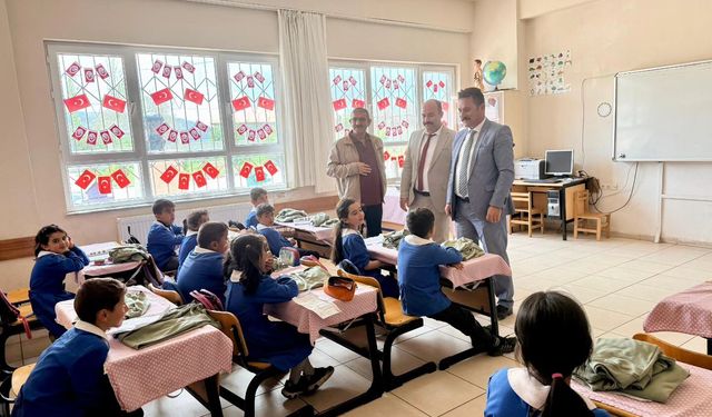 Koçovası İlkokulu’nda Öğrencilere El Emeği Kıyafet Desteği Verildi