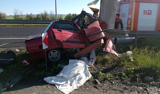 Otoyolda Feci Kaza: Yön Tabelasına Çarpan Araçta Evli Çift Hayatını Kaybetti