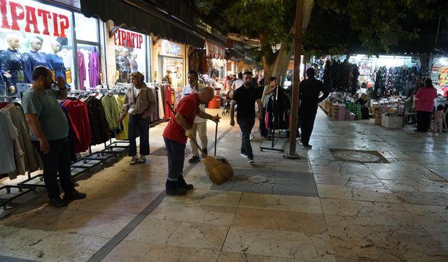Büyükşehir, Bayram Öncesi Sahada Temizlik Uygulamalarını Kesintisiz Sürdürüyor