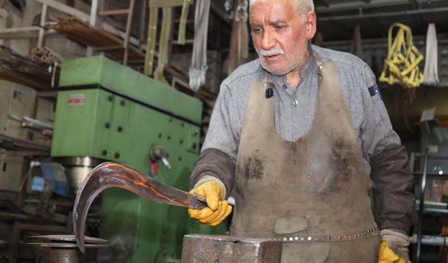 70 Yıllık Demirci Ustası Yetiştirdiği Çıraklarla Mesleğini Geleceğe Taşıyor
