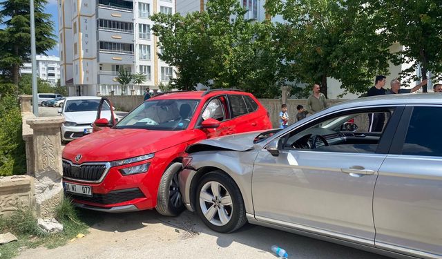 Afşin’de İki Otomobil Çarpıştı