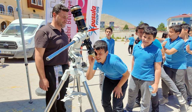 Pusula Maraş’ın Bilim Otobüsü Elbistan’da Gençleri Keşif Yolculuğuna Çıkardı