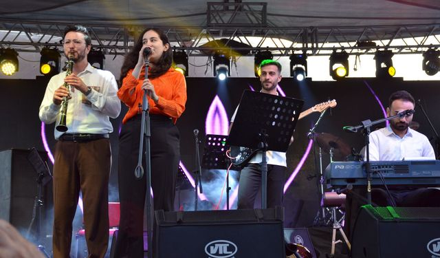 Gençlik Festivali’nde Ömer ve Enes’ten Muhteşem Sahne Performansı