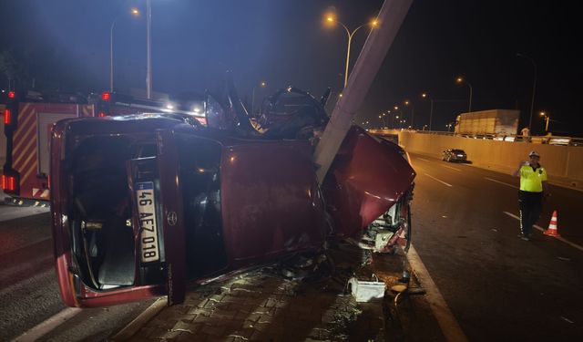Kontrolden Çıkan Araç Direğe Çarptı: 1’i Ağır 2 Yaralı