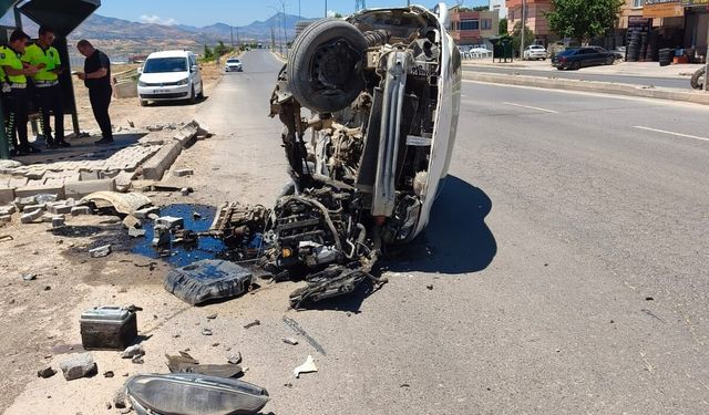 Kontrolden Çıkan Otomobil Devrildi: 1 Yaralı