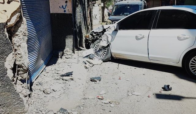 Otomobil Önce Binaya Sonra Küçük Çocuğa Çarptı