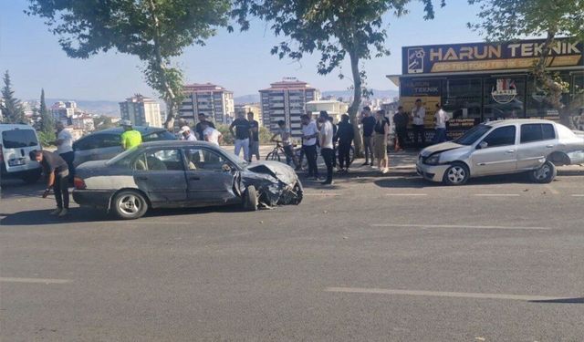 6 Aracın Karıştığı Zincirleme Kaza: 1 Yaralı