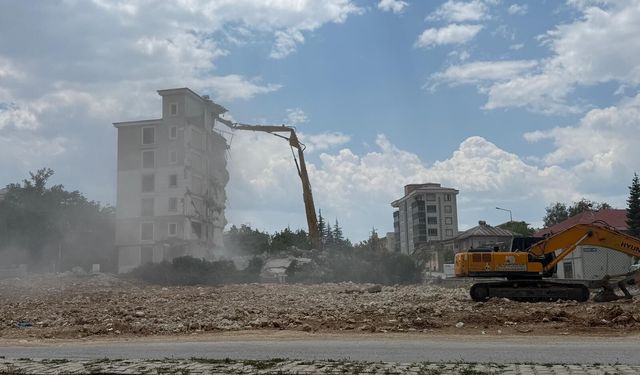 Afşin’de Yıkım Çalışmaları Devam Ediyor