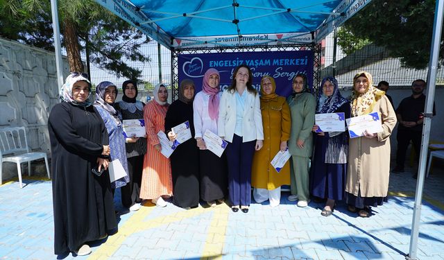 Engelsiz Yaşam Merkezi’nde Yıl Sonu Coşkusu: El Emeği Eserler Beğeni Topladı