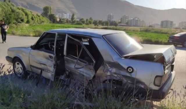 İki Otomobil Çarpıştı: 2'si Ağır 6 Yaralı
