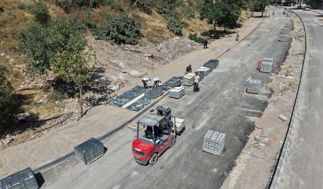 Nursultan Nazarbayev Bulvarı’nda Dönüşüm Yürüyüş Yolu İmalatıyla Sürüyor